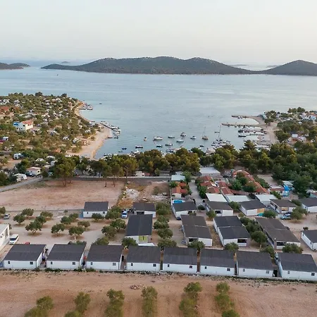 Del Mare, Seaside Family Pace, Free Parking And Wifi In Camp Dalmatino Drage