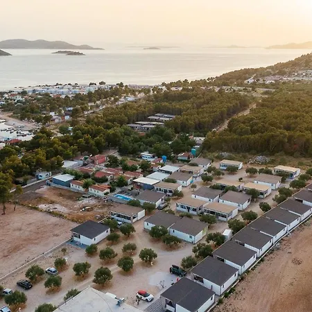 Del Mare, Seaside Family Pace, Free Parking And Wifi In Camp Dalmatino Drage